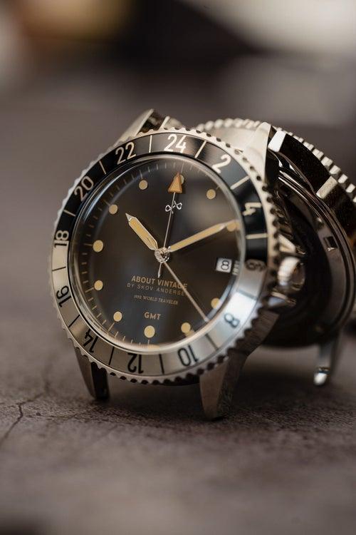 About Vintage 1982 GMT World Traveler 深藍 & 灰白 - Hourglass Watch Store